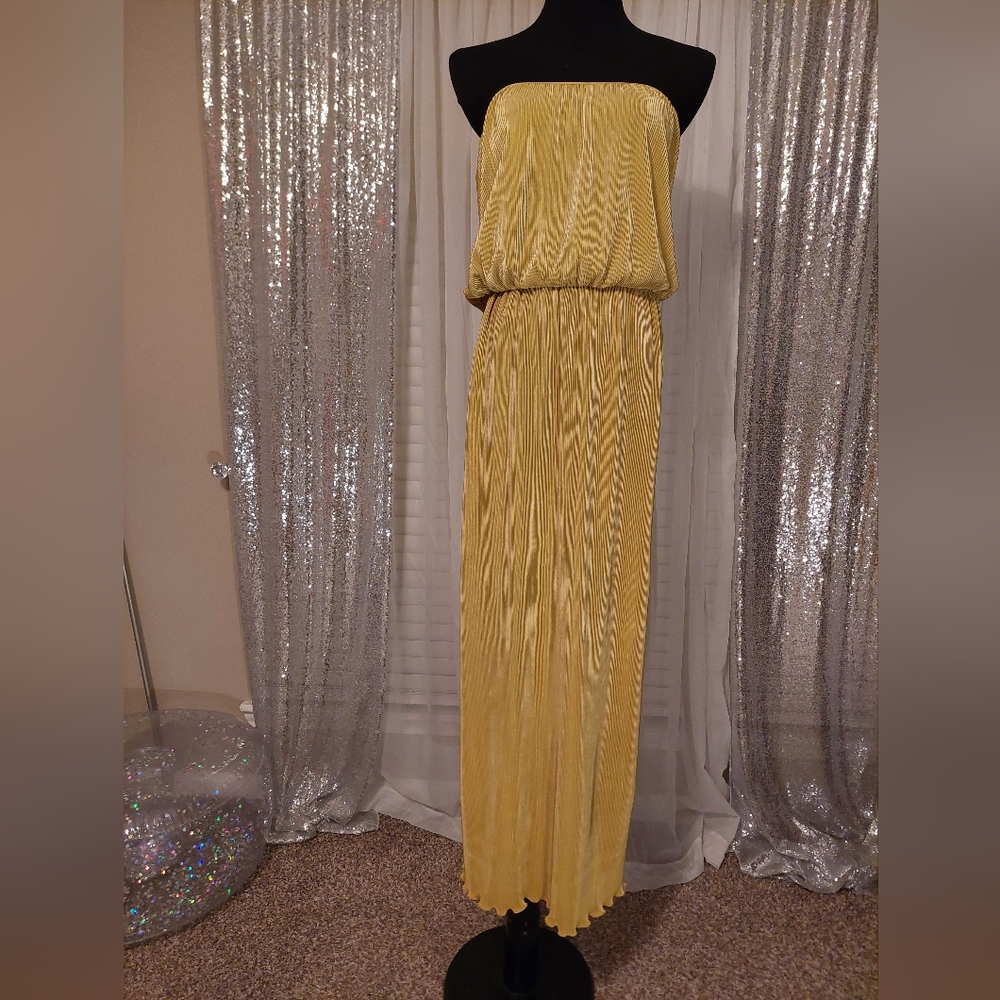 💕2 for $20 Dresses: NWT Strapless Flowy Pleated Gold Dress Maxidress